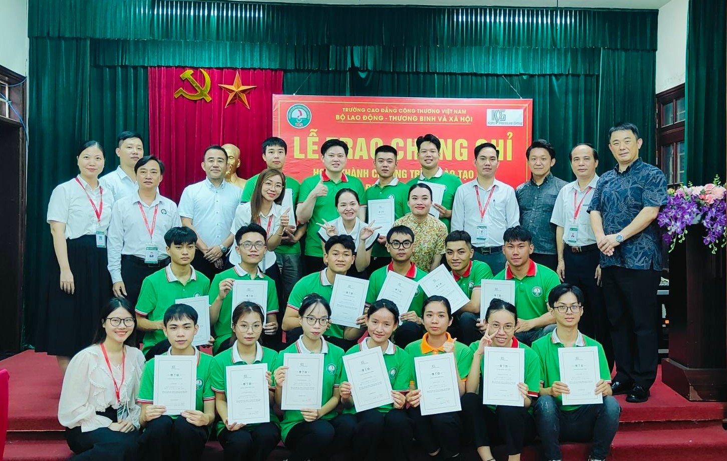 Hình ảnh tập thể sinh viên tốt nghiệp chương trình