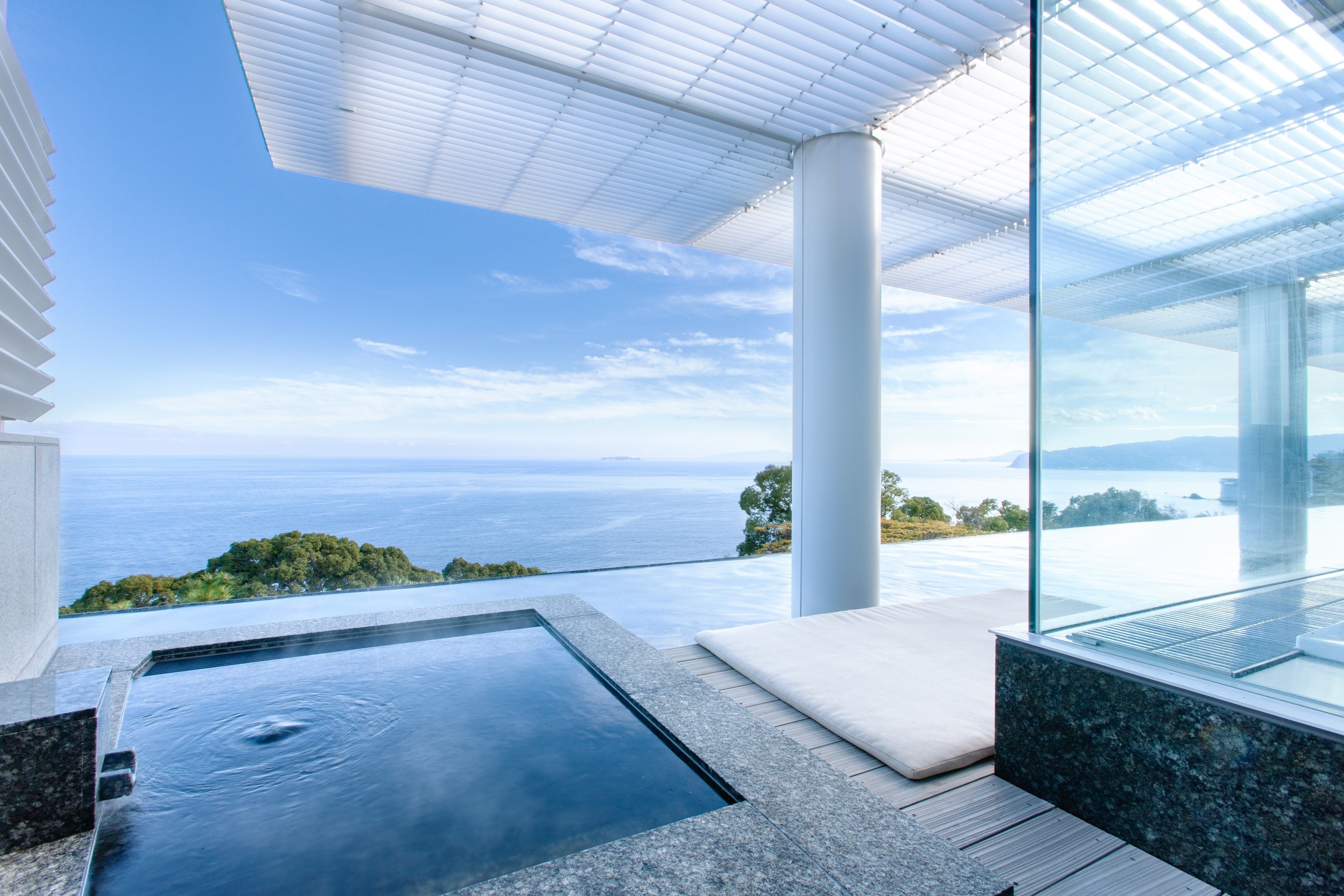 ▲ラグジュアリースイート「誠波」露天風呂