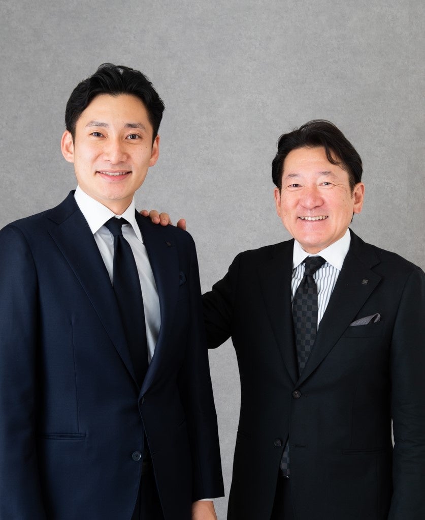 (右)代表取締役グループ代表 加藤 友康  (左)代表取締役社長 兼 グループCEO 加藤 宏明