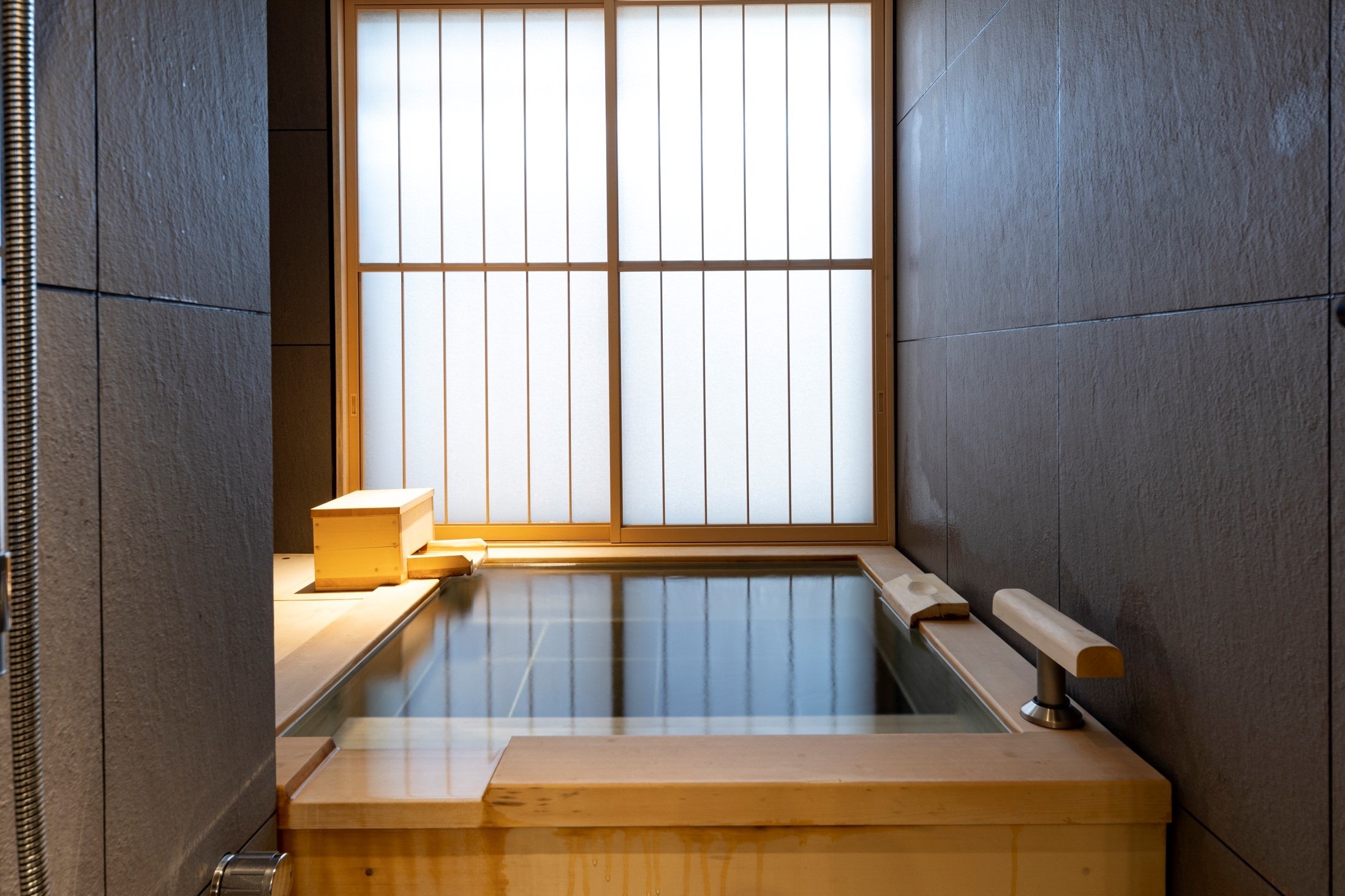 ▲全室に用意されたひのき温泉