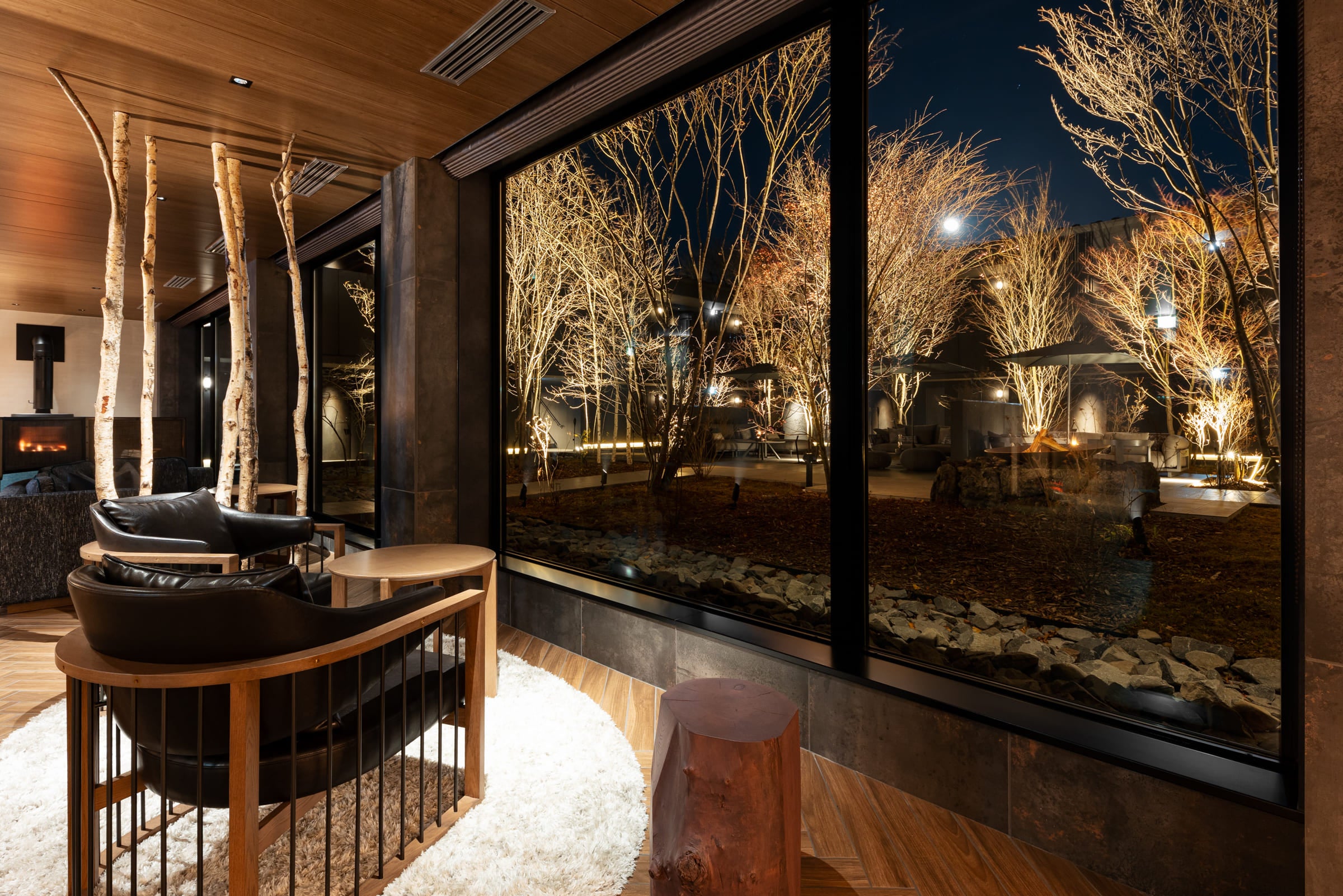 ロビーラウンジから眺めるKUMOBA TERRACE