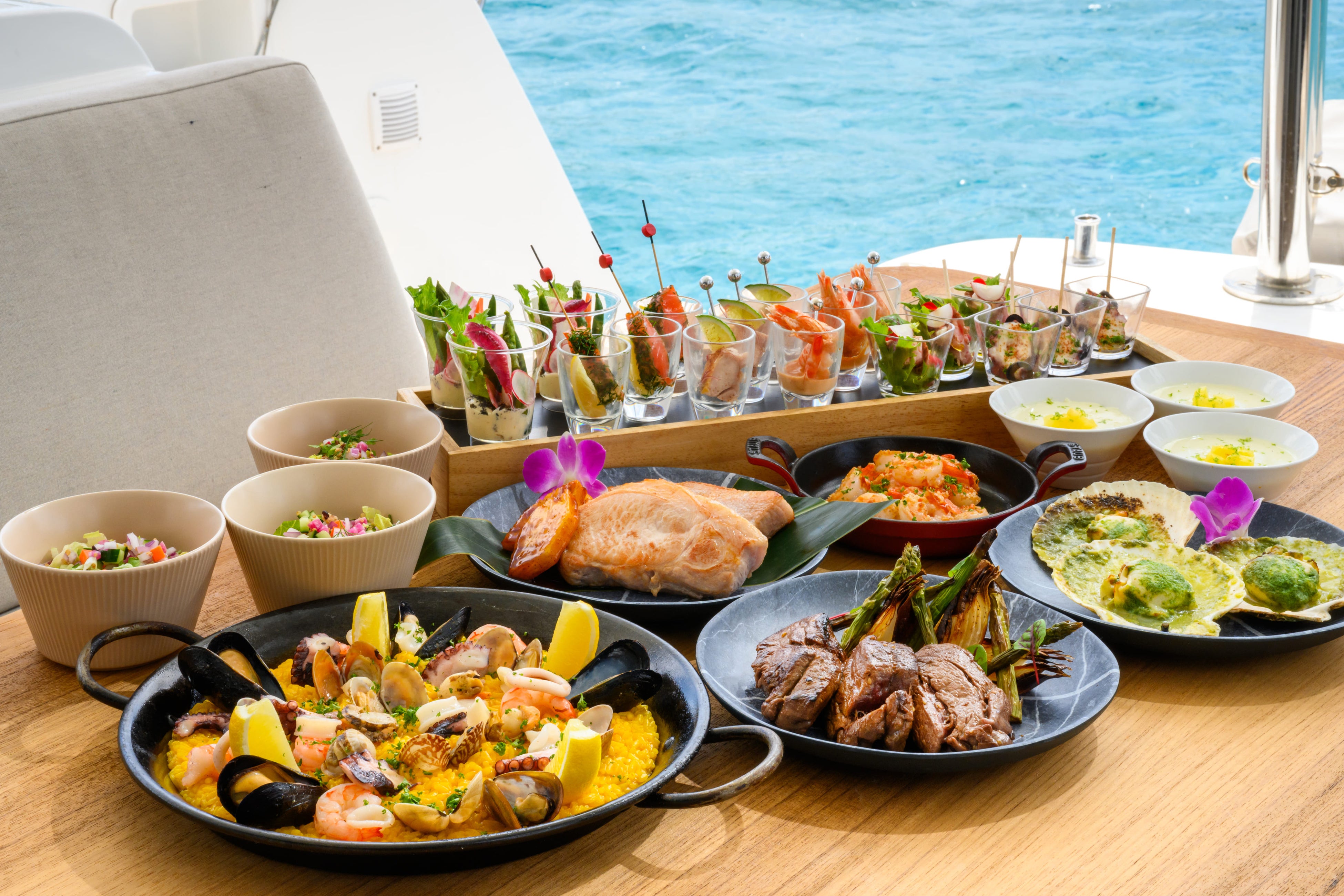 クルーズの旅を彩るホテルシェフ特製のお料理