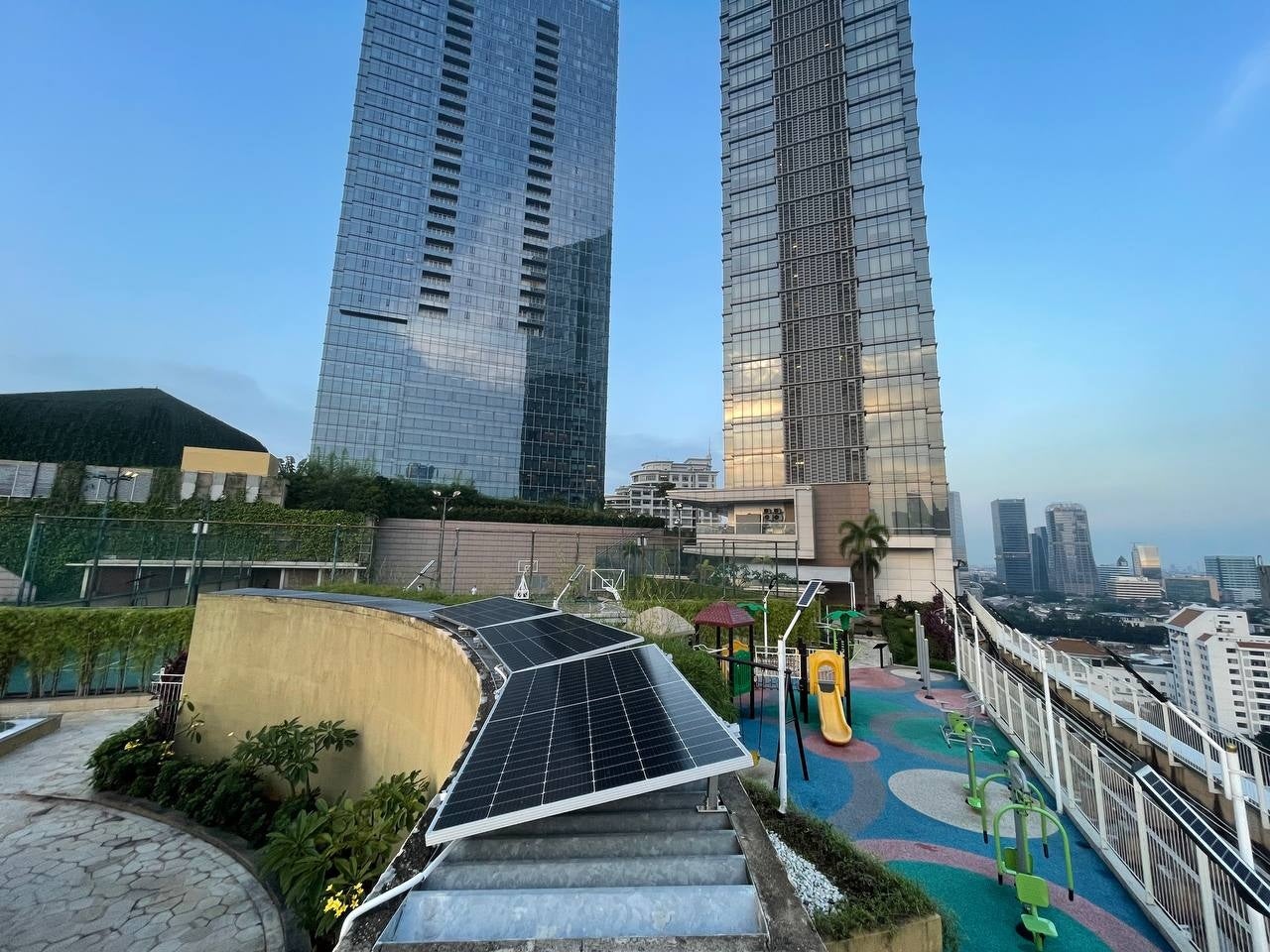 アスコットクニンガンジャカルタでのソーラーパネルの使用