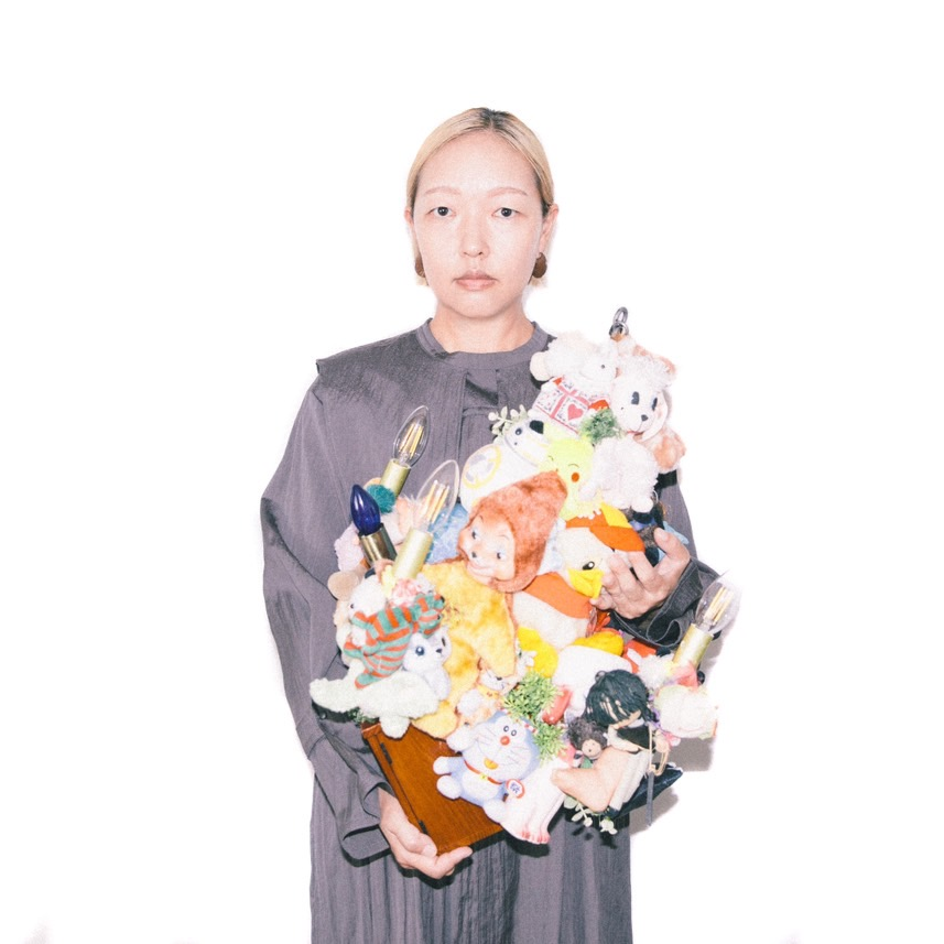 参考イメージ： キム・ソンへ氏とシャンデリアアートの一部