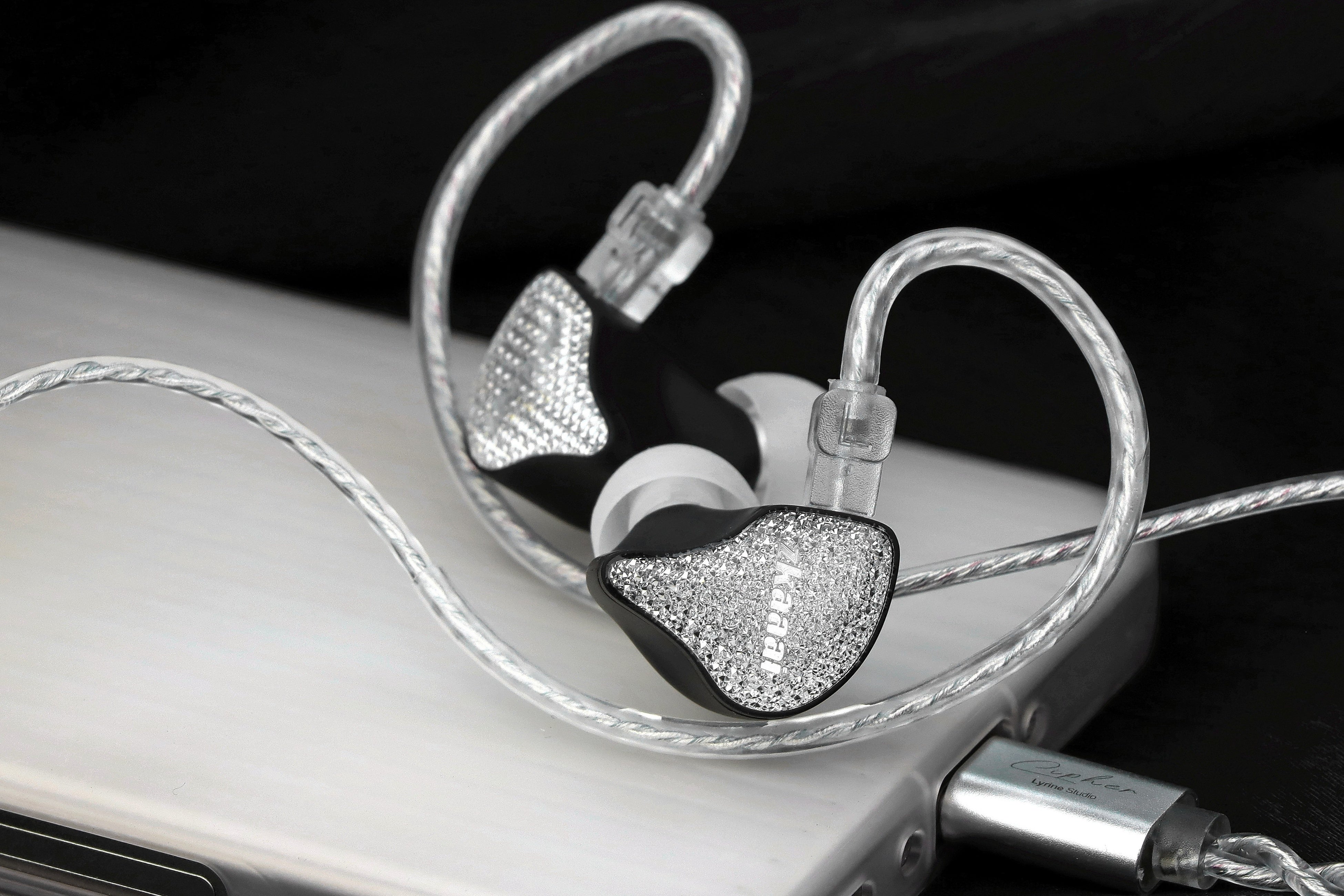 EarAcoustic Audio」より、シンガーソングライターとコラボした