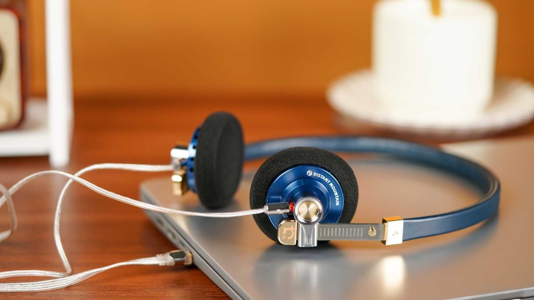 ROSE] ブランド設立10周年を記念し、80'sレトロスタイル有線ヘッドホン