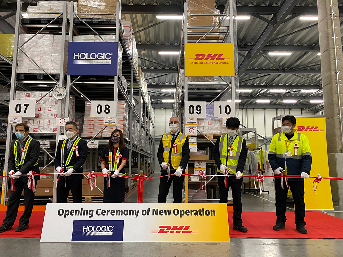 テープカットの様子