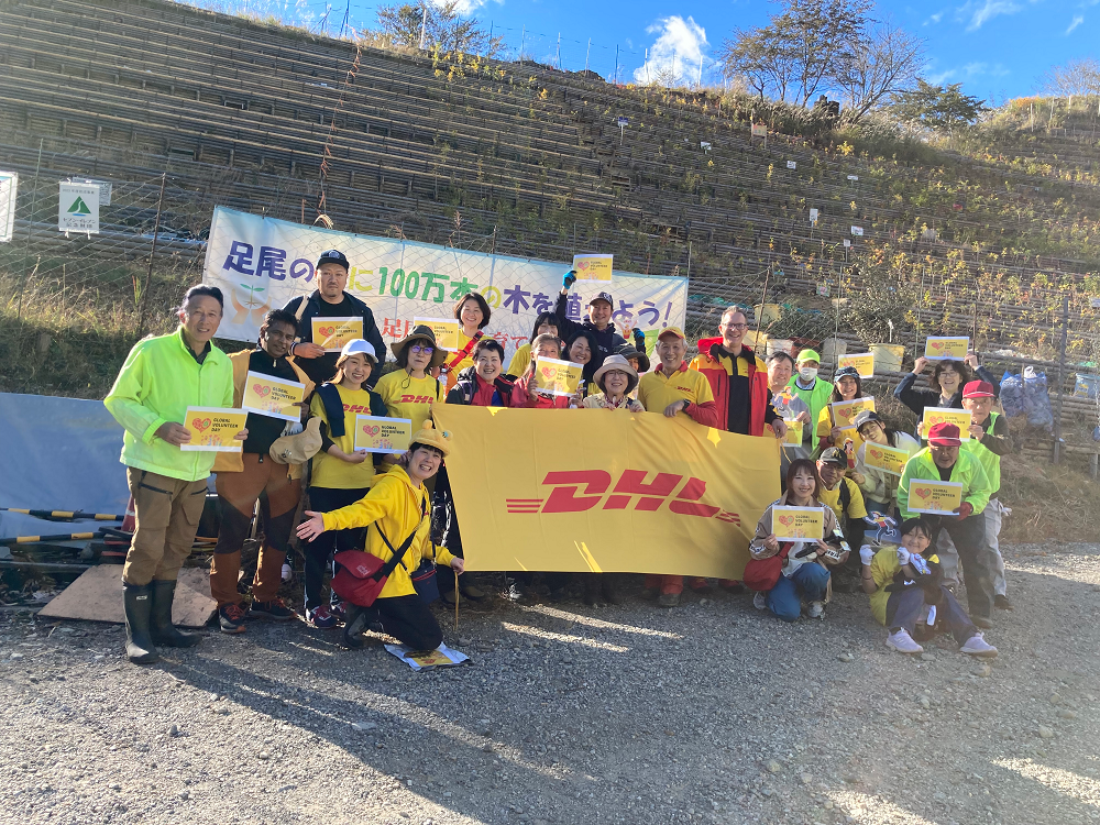 植樹活動の様子。約200本の植樹を行いました