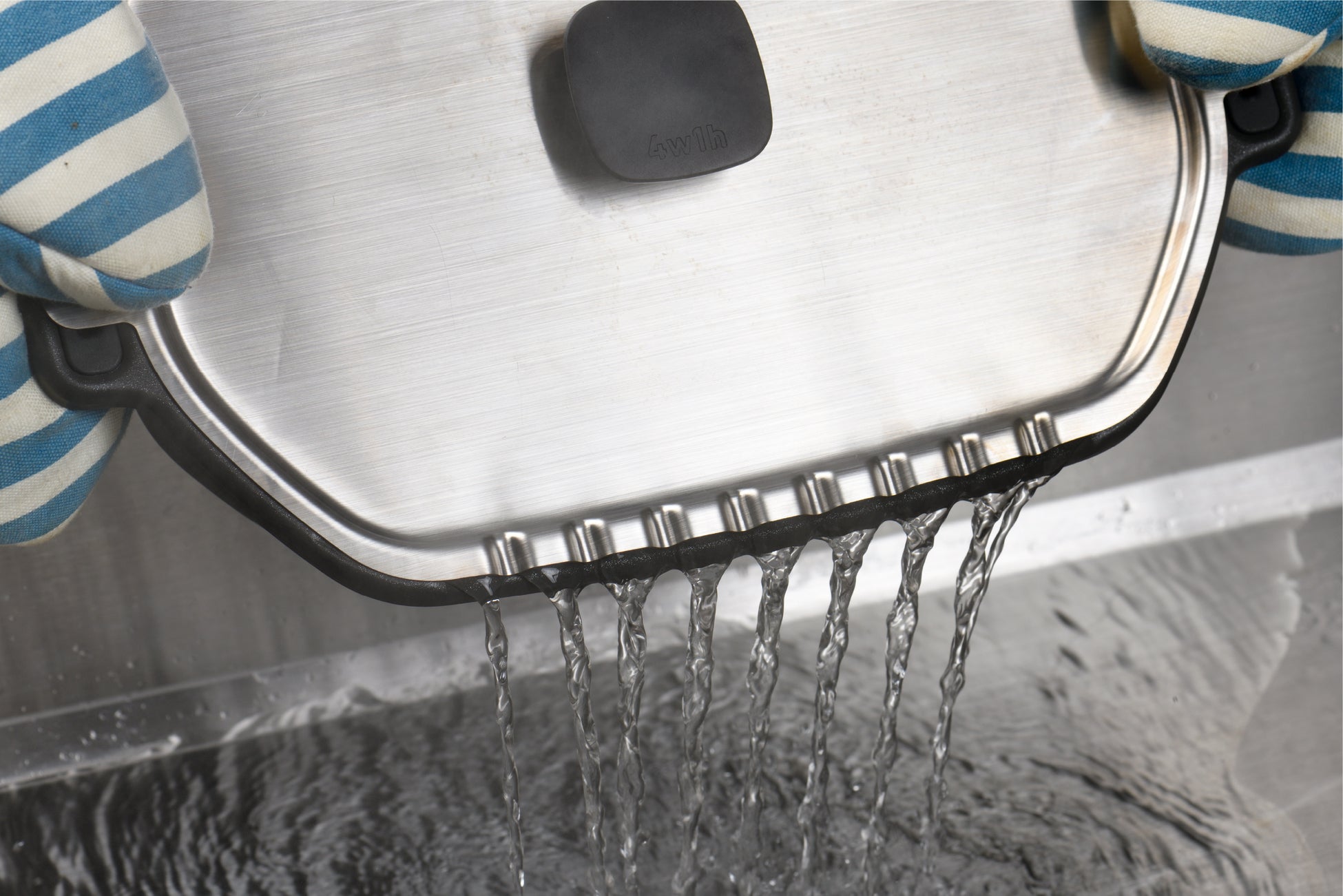 蓋のスリットで湯切りのザルが不要。湯切りのスリットは2way仕様。