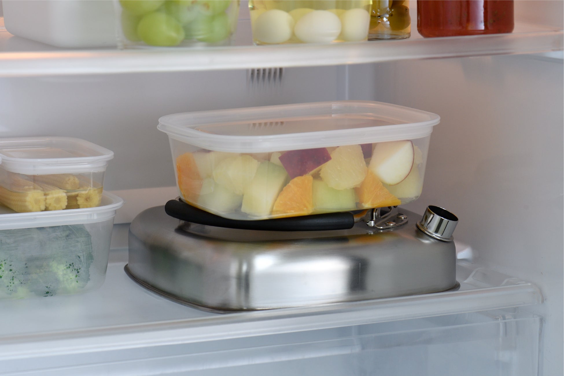 天面もフラットな構造から、冷蔵庫内で積み重ねての収納も可能。