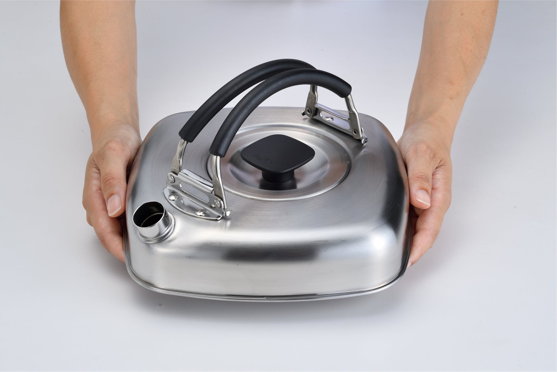 本体の高さは5cmとコンパクト。容量は充分な1.6L。