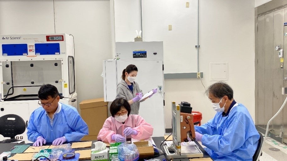 NASAケネディスペースセンターにてCRS-26搭載サンプルの充填作業をする様子（奥：Space BD社員）