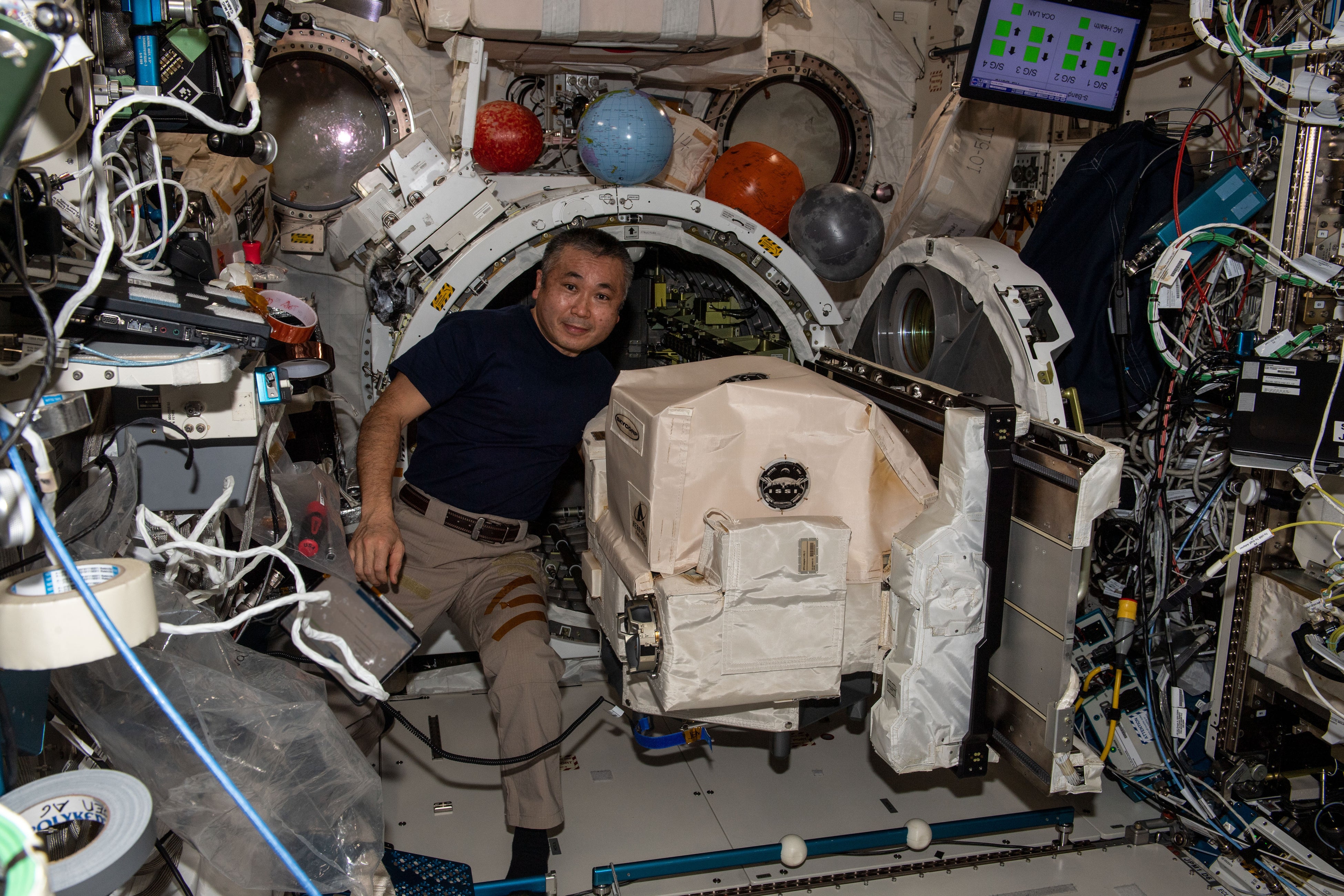 「スペースデリバリープロジェクト-RETURN to EARTH-」の搭載品取外し作業を行う若田宇宙飛行士 提供：JAXA／NASA