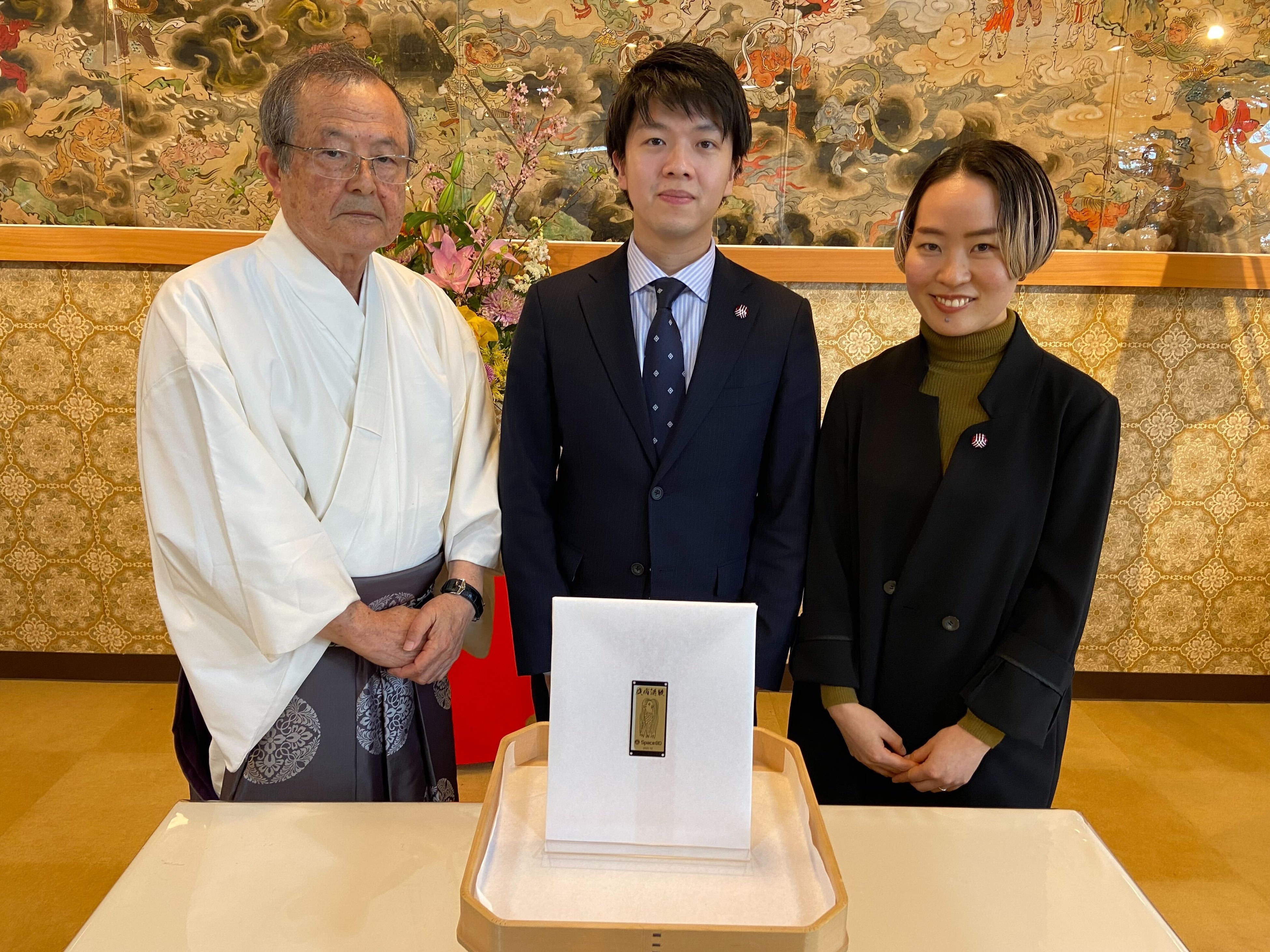 江島神社相原宮司へのアマビエ像引き渡し