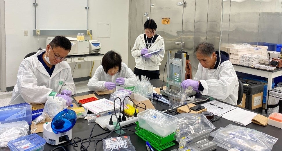 NASAケネディスペースセンターにてSpX-28搭載サンプルの充填作業をする様子(奥:Space BD社員)