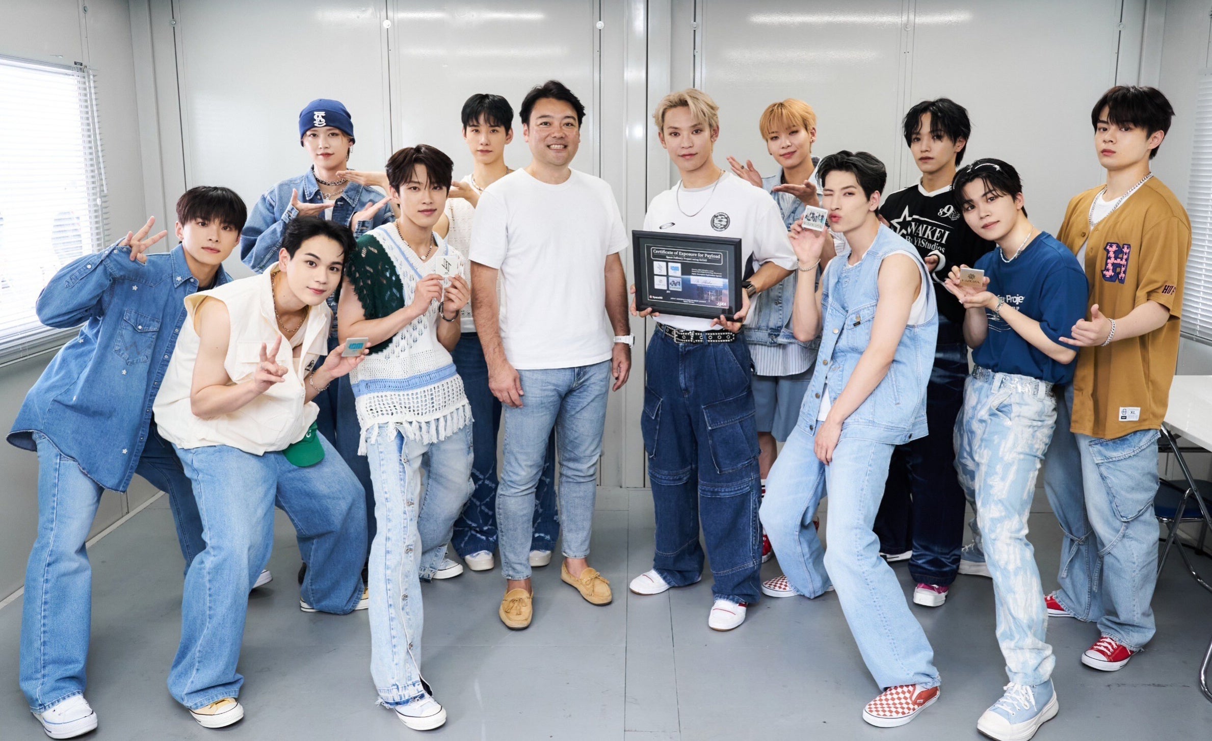 プレートと曝露証明書をSpace BD代表永崎からJO1にお渡しした様子　©Space BD