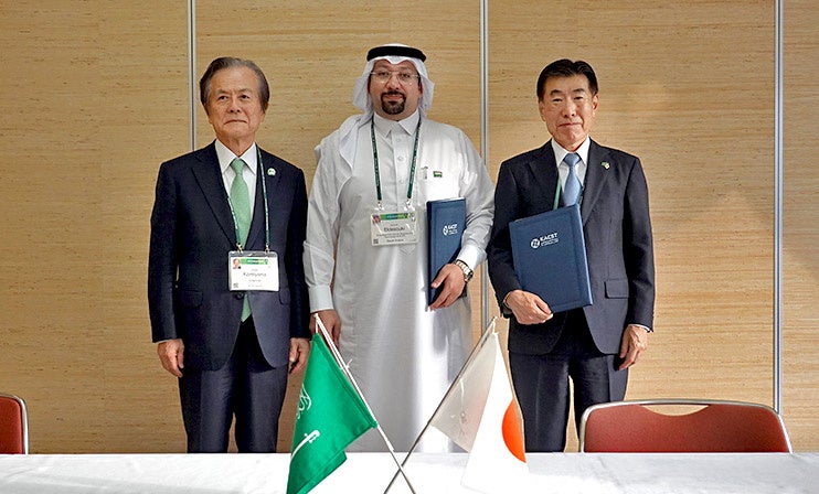 左から MRI理事長 小宮山宏、 KACST総裁 ムニル・エルデソーキ氏、 MRI代表取締役社長 籔田健二