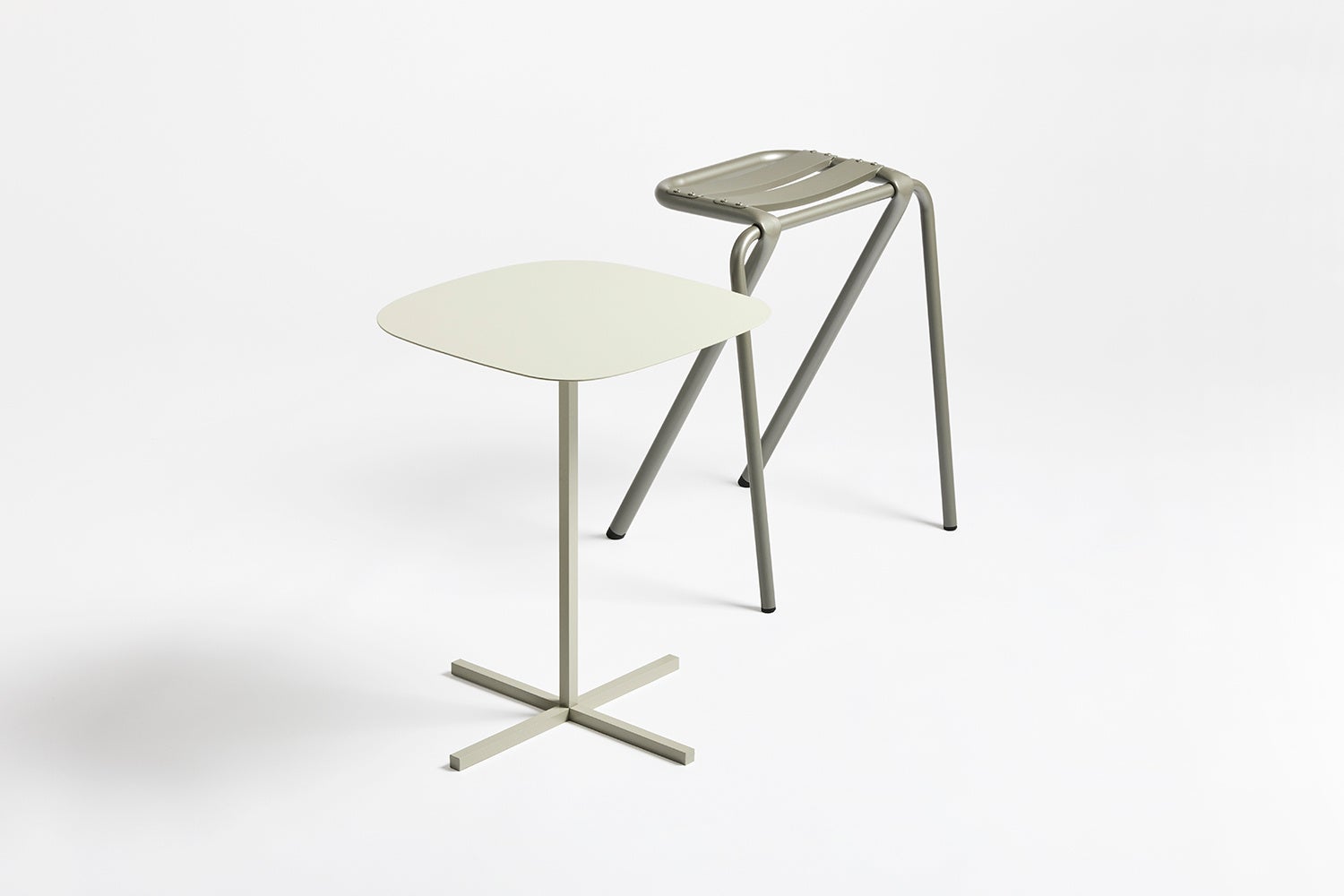 （左から）SOLID STEEL TABLE Beige, BENT STOOL Champagne