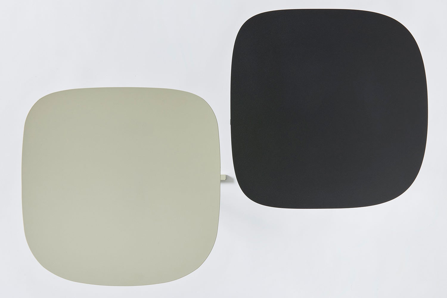 SOLID STEEL TABLE（左から）Beige, Dark Grey