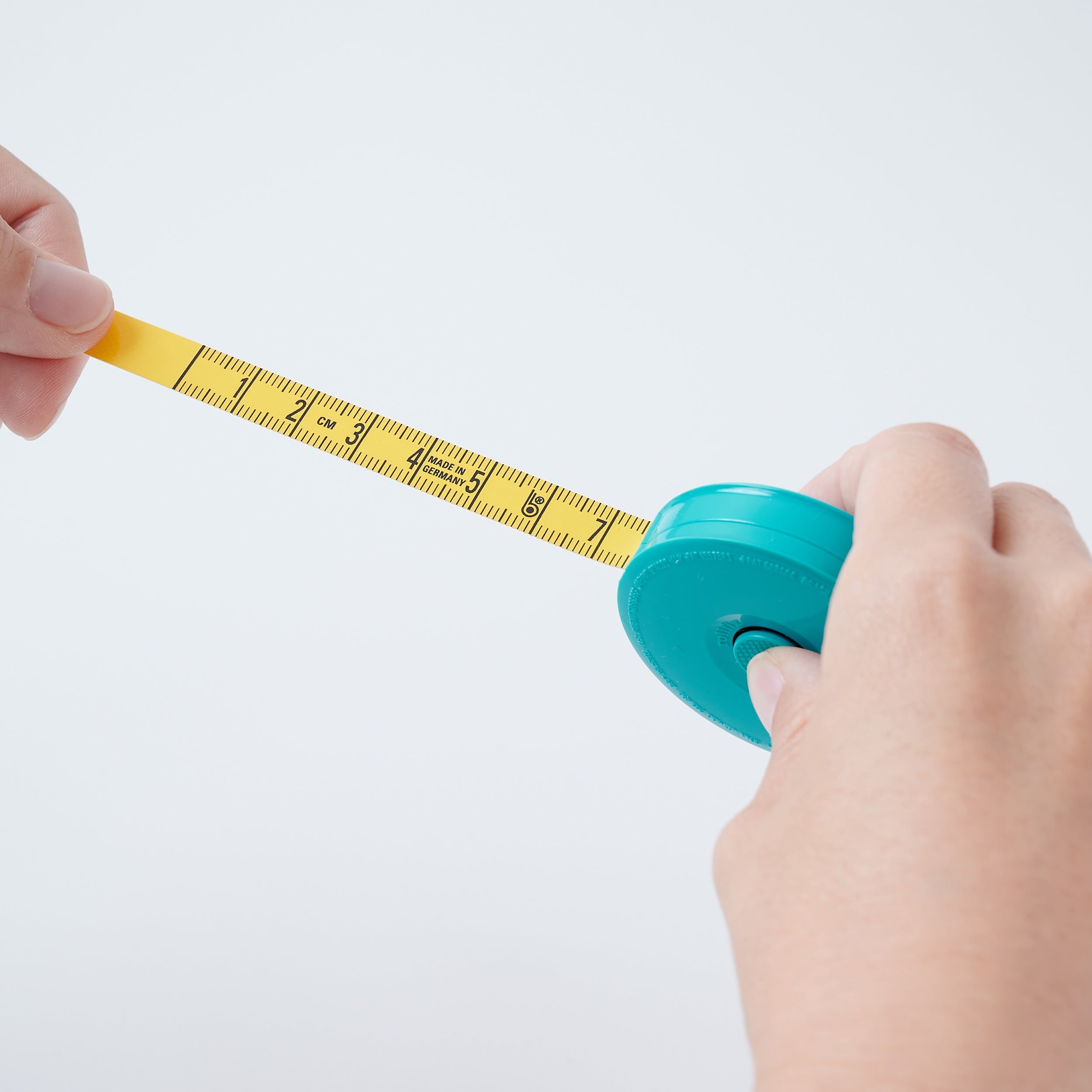 左手でも測りやすい両手用メジャー