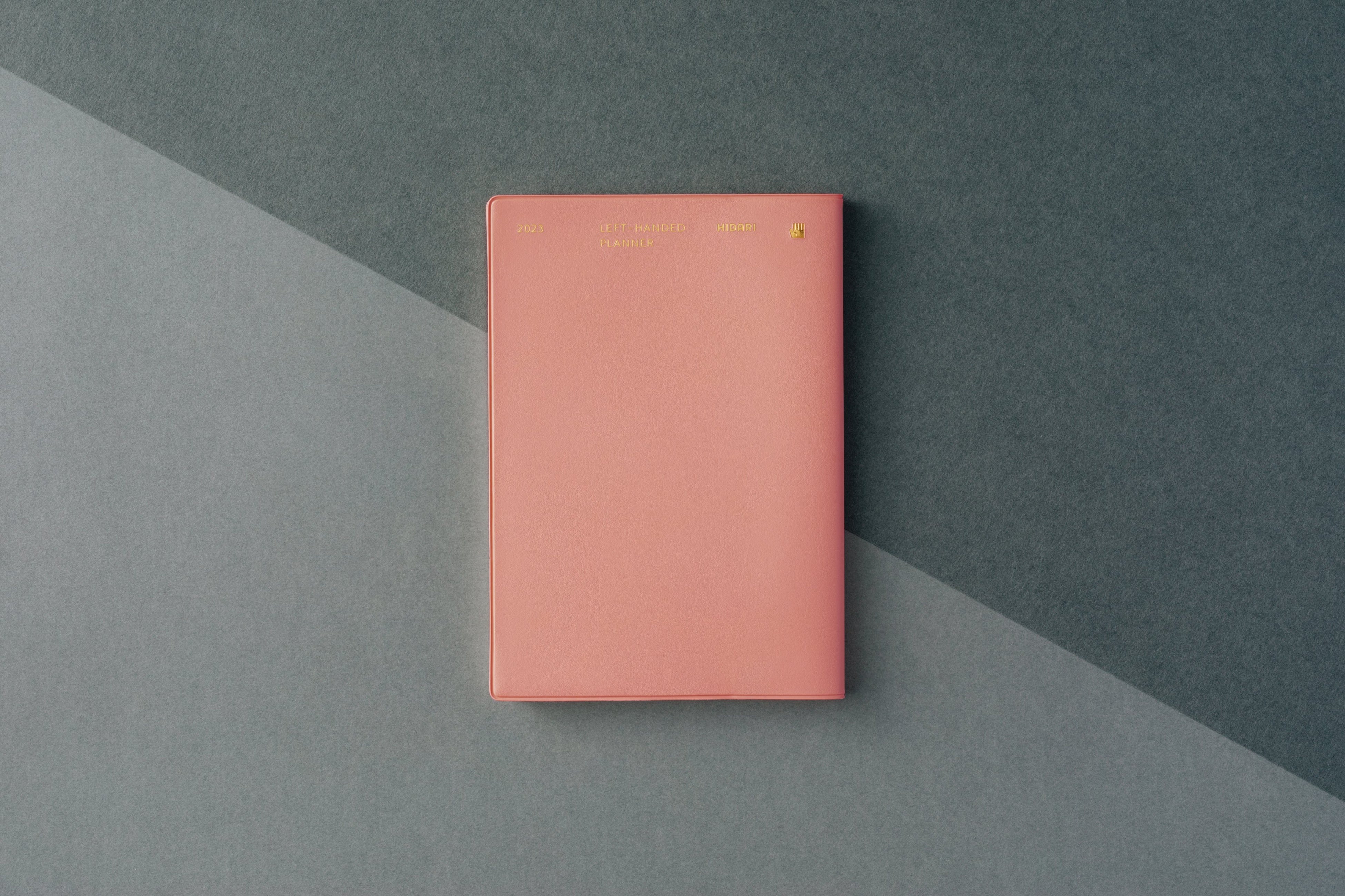 コーラル。毎年リクエストをいただいていた暖色カラーがついに登場。少しオレンジ寄りの大人っぽいピンクです。