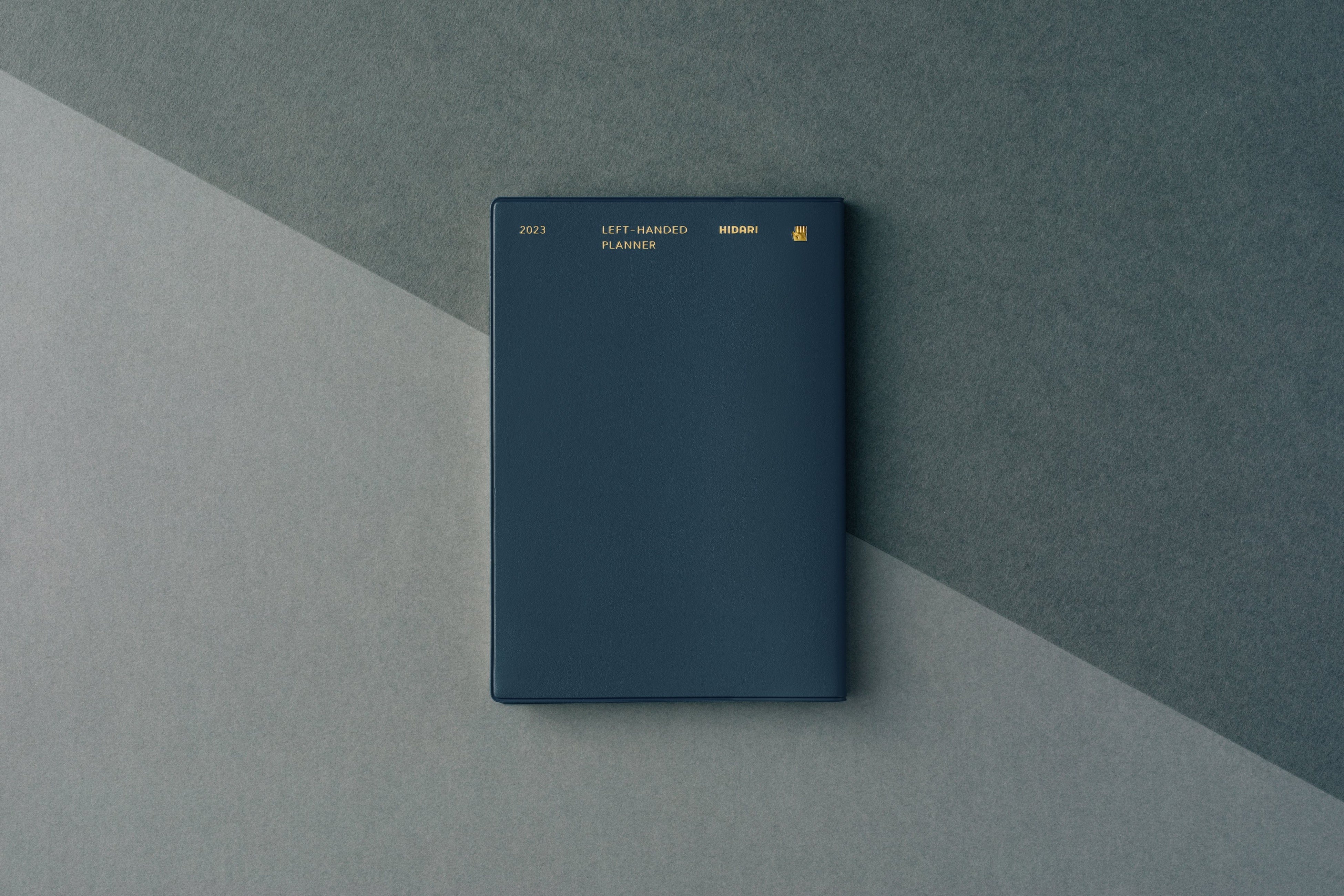 ネイビー。安心感があって、上品。ビジネスにもプライベートにも、シーンを選ばない万能カラーです。