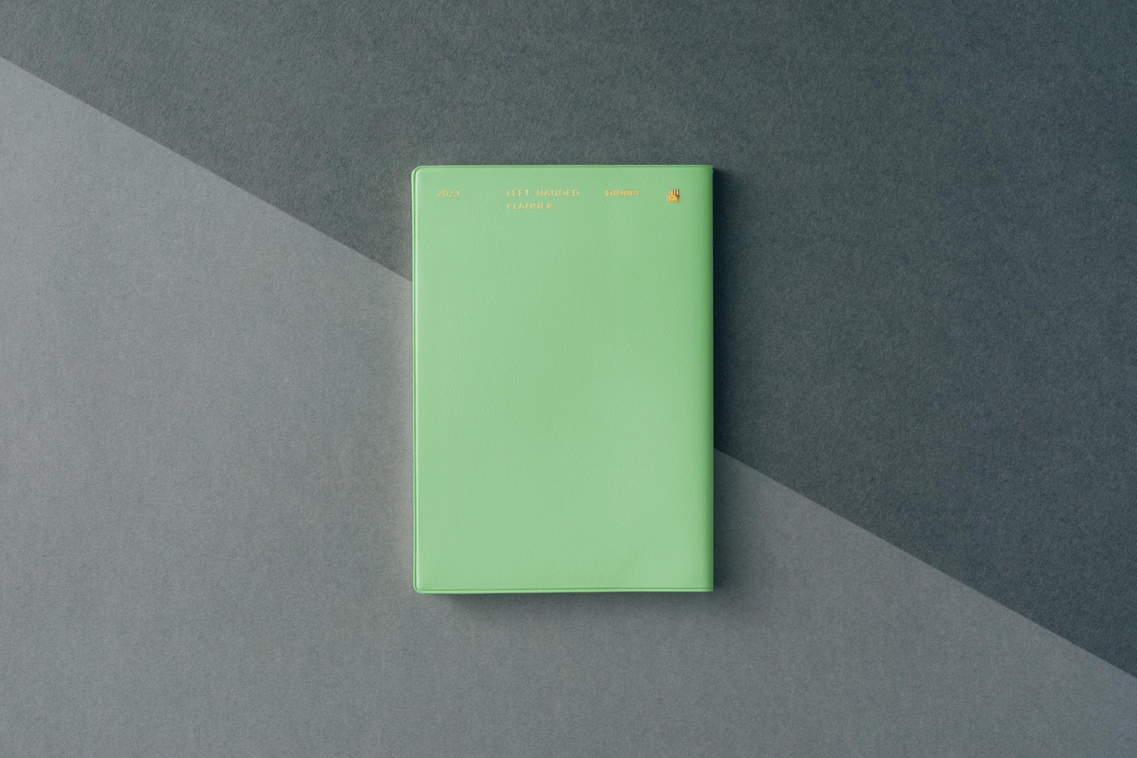 ピスタチオ。見るたびにさわやかな気分になれそうなライトグリーンです。バッグの中でも目立つのが◎