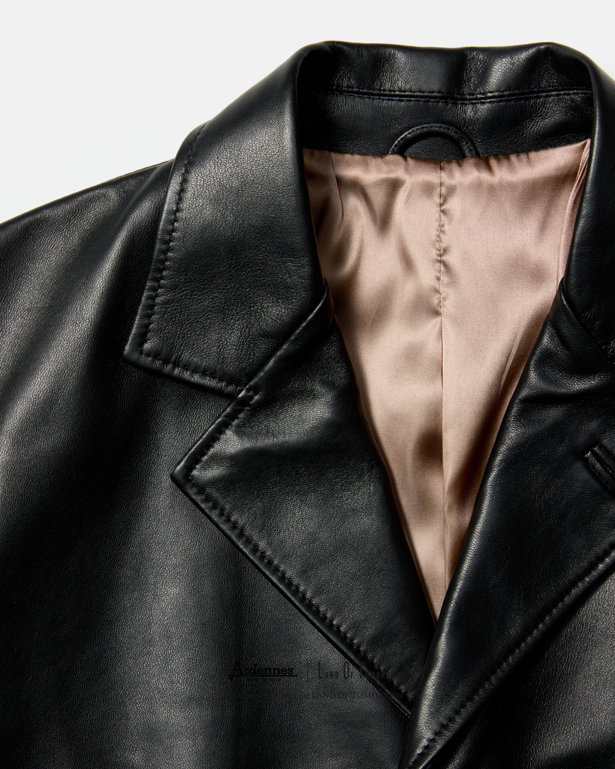 ランド オブ トゥモロー 丸の内店と心斎橋パルコ店では、12月12日(金)よりイタリアのカンパニア地方を拠点とするレザーブランド、アルデンヌとの別注レザージャケットを数量限定で発売。