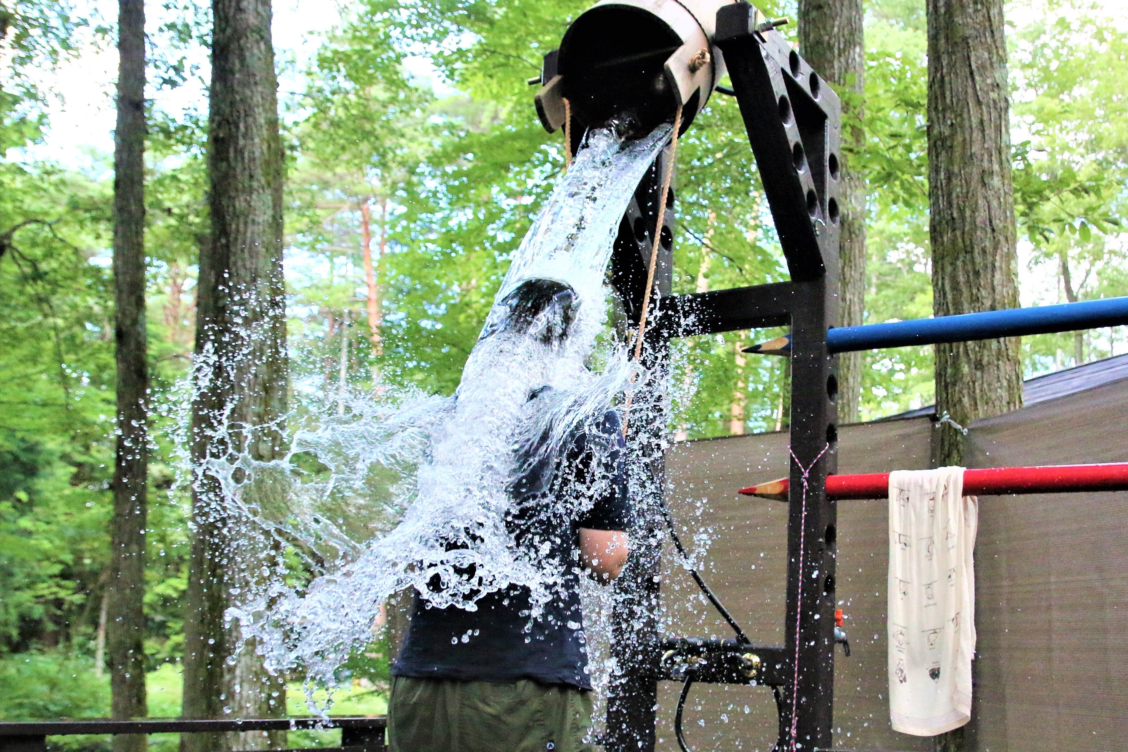 まるで滝行!新体験バケツシャワー