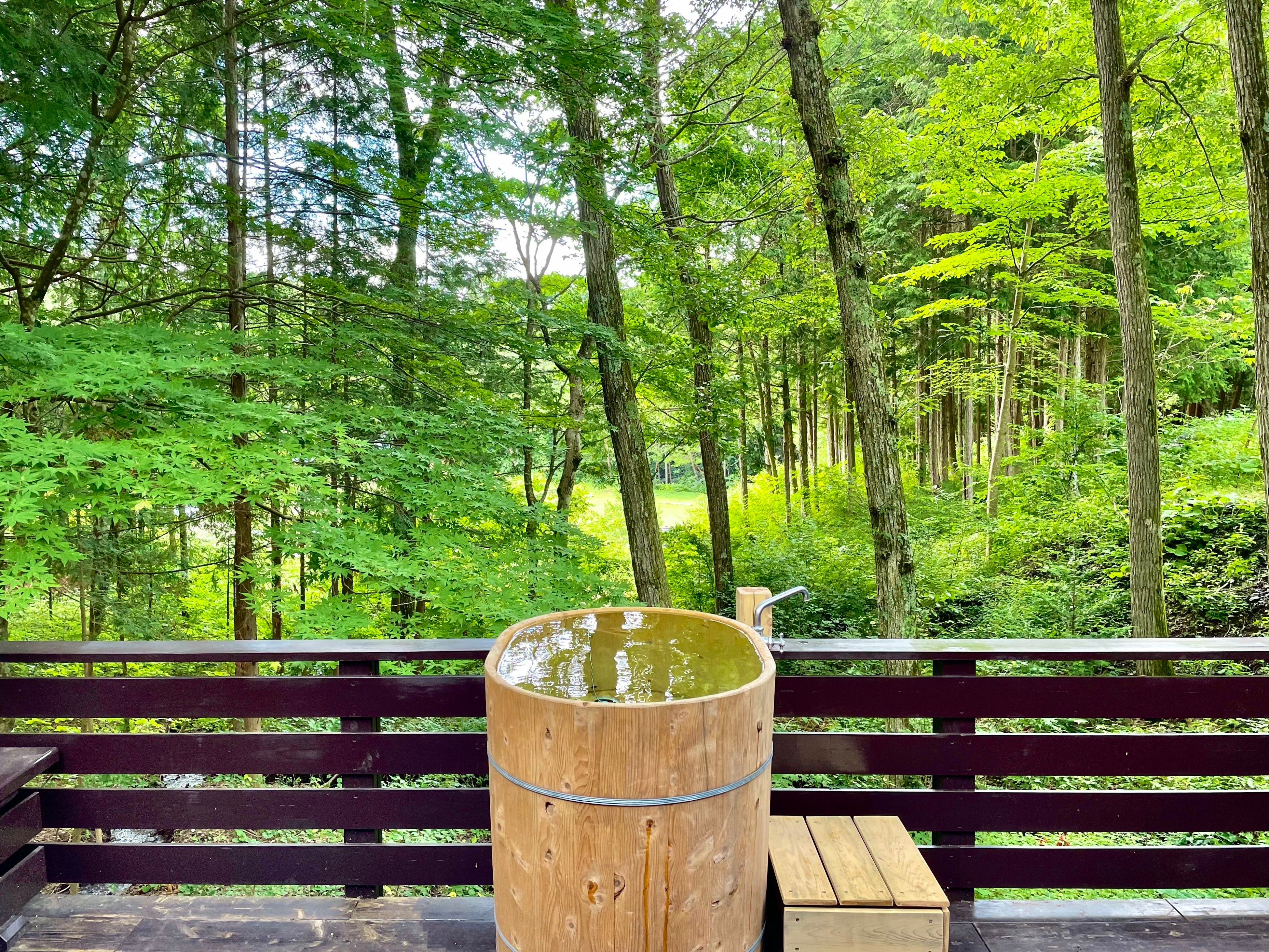 木漏れ日ふりそそぐ外気浴デッキ