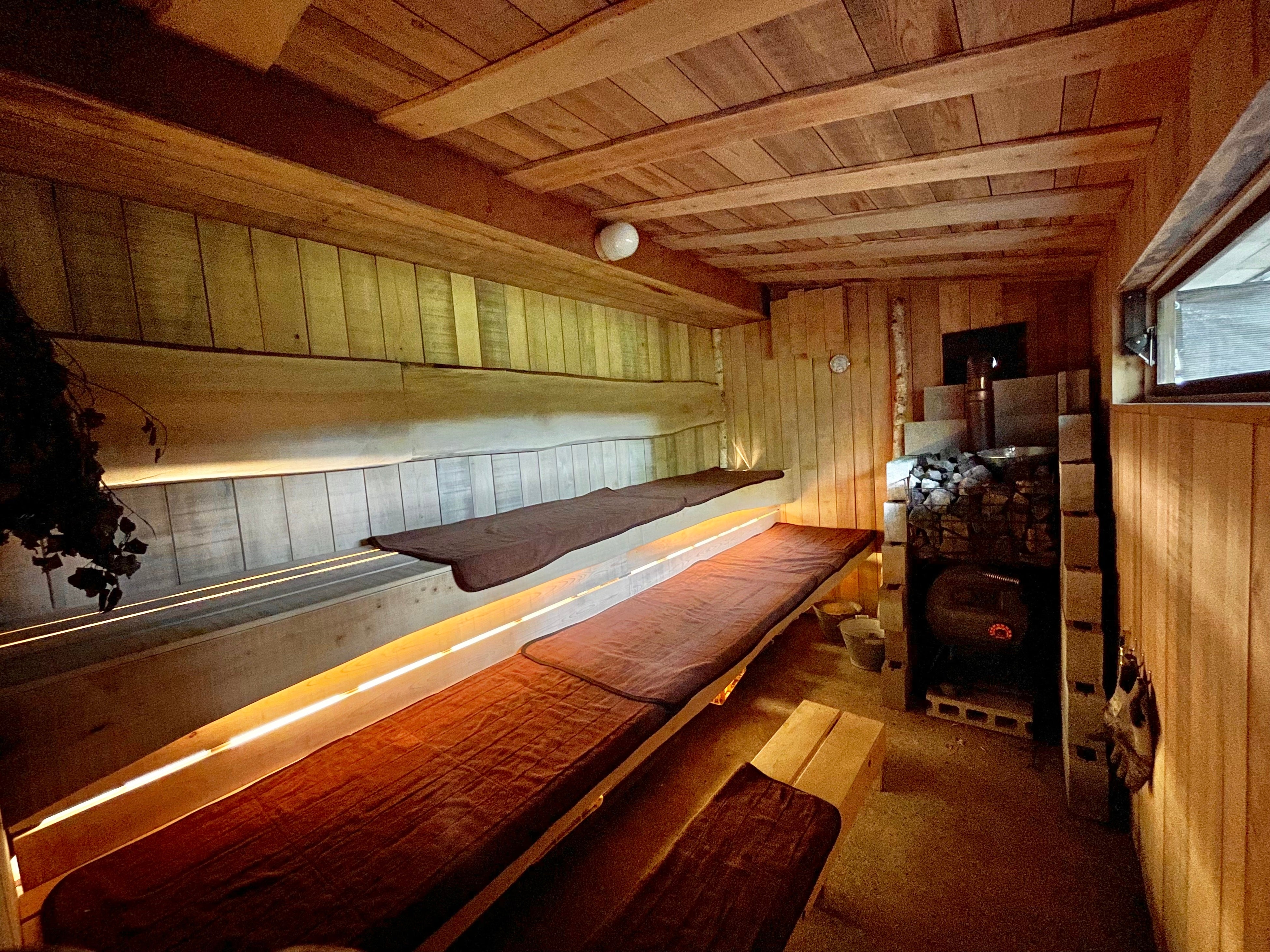 木曽ヒノキ材とヒノキアロマの香りに包まれるサウナ室