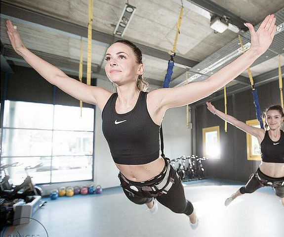 空中を縦横無尽に跳び回る バンジーエクササイズ 「Burn G」プログラム