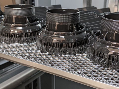 ストラタシスのNeo450 3DプリンターでSomos WaterShed Black樹脂を使用して3Dプリントした自動車用エアベントのプロトタイプ