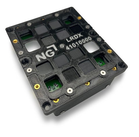 FDM Antero 800NAタングステン充填材料(濃い灰色)とSL Somos PerFORM材料(白色)を含む放射線遮蔽試験用サンプルを収納したFDM Antero 840CN03放射線実験用ハウジング