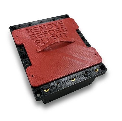 FDM Antero 840CN03材料で作られた放射線実験用ハウジングには、輸送中および設置中にテストサンプルを保護するためにUTLEM 9085 レッド材料で作られた「飛行前に取り外してください」カバーが付いている