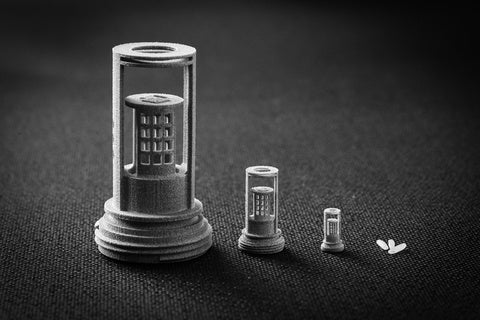 ストラタシス、高精細造形の新機能を発表。ここに見えるのは、新しい高解像造形でプリントされたセンサと米粒