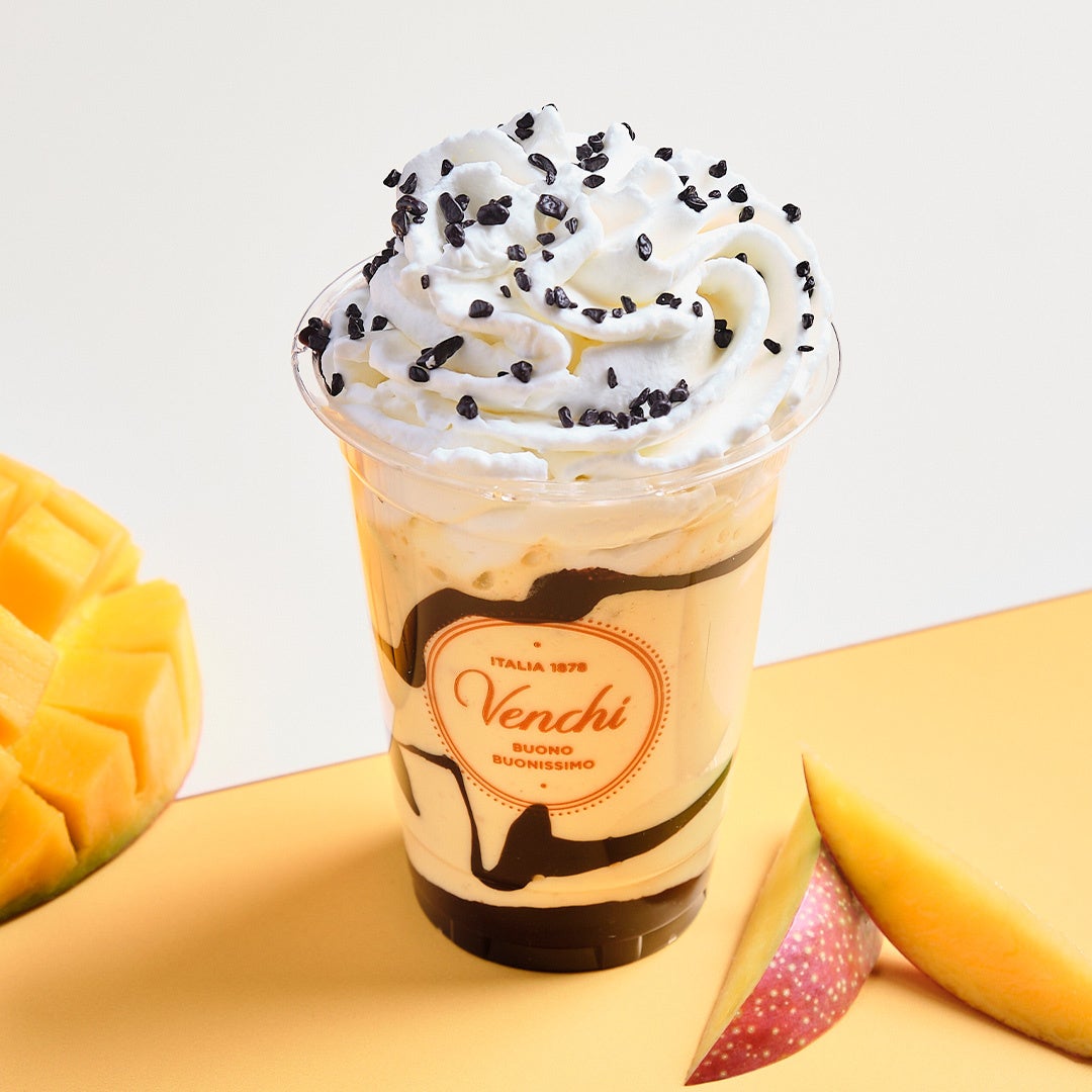 「ジェラートシェイク グルメ」  マンゴージェラートをベースに、ホイップクリーム、スプレマ、チョコビア75％をトッピングした例