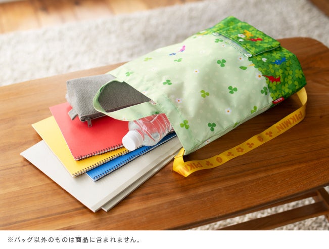 500mlのペットボトルやA4ノートなども入るサイズです。（容量： 約8リットル）