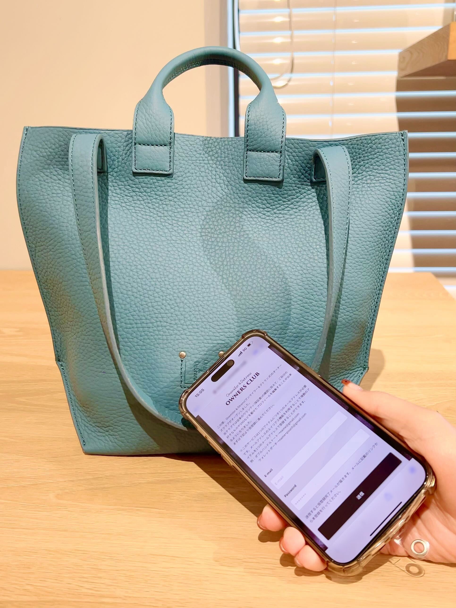 ロゴにスマホをかざすことでアクセス