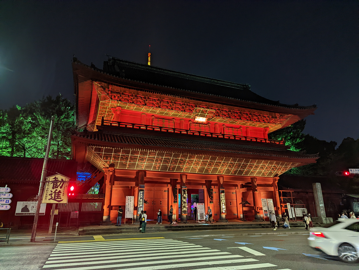 ライトアップされた三解脱門