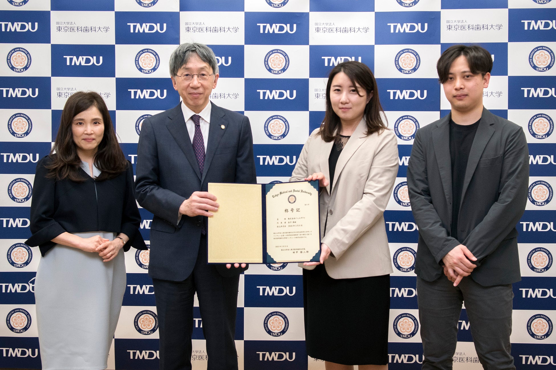 左から、東京医科歯科大学 オープンイノベーションセンター長・教授 飯田香緒里氏、同大学 理事・副学長(産官学連携・教員人事担当)・統合イノベーション機構長 東條有伸氏、弊社  代表取締役CEO 金子奏絵、同 取締役COO 春名航佑