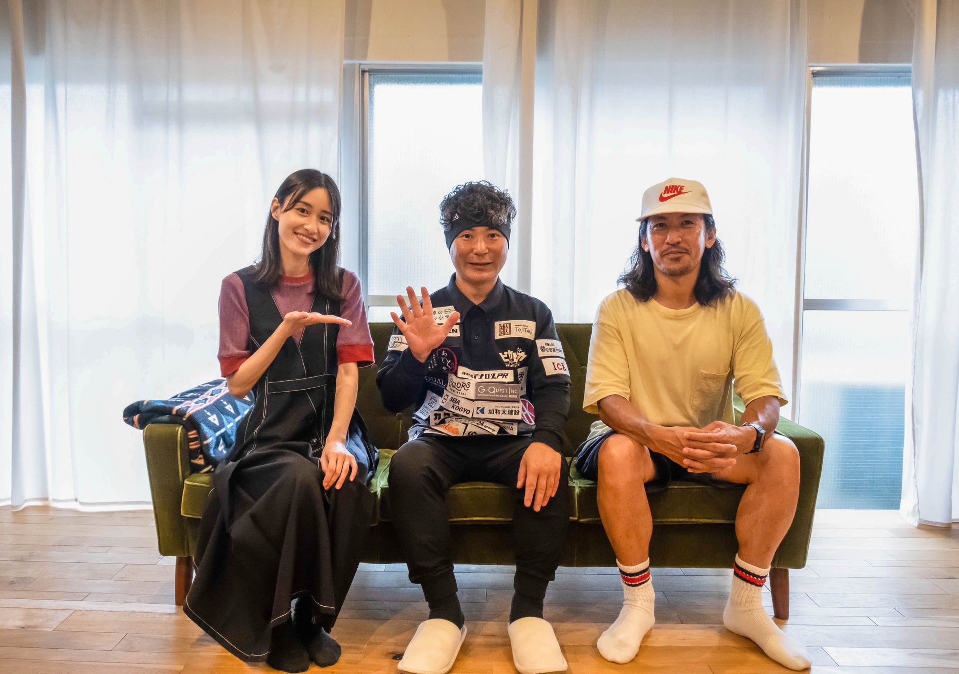 左:加納エミリ、中央:入江慎也さん、右:二村康太