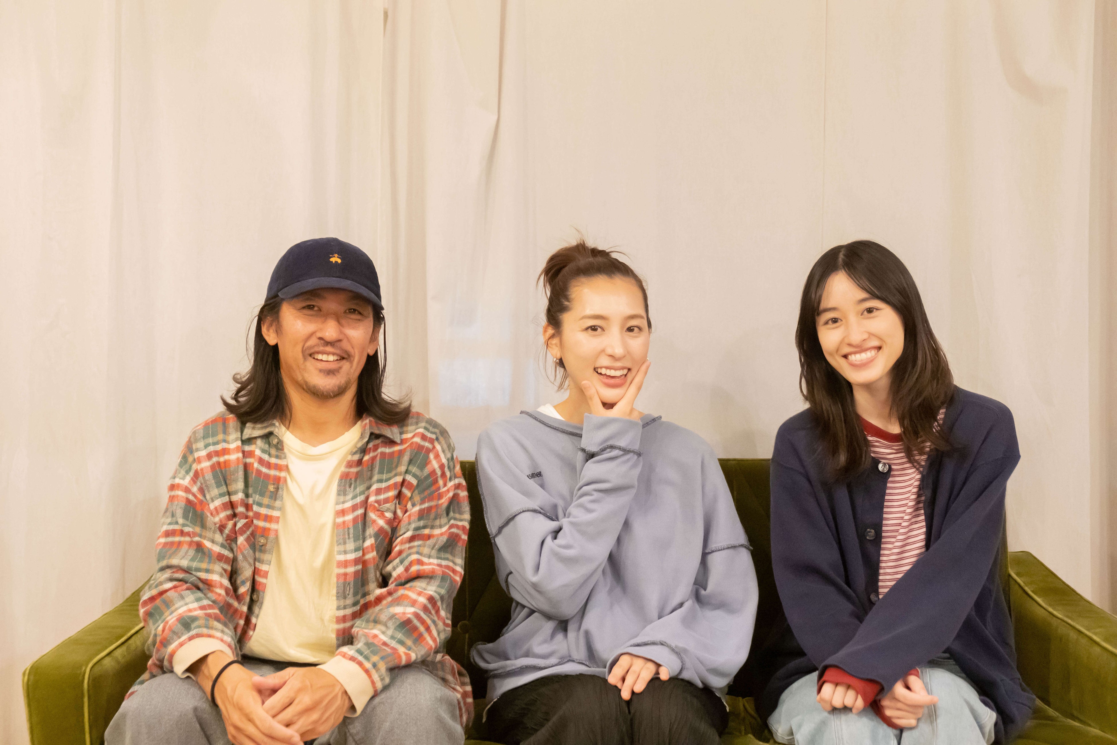 左：二村康太、中央：下京慶子さん、右：加納エミリ