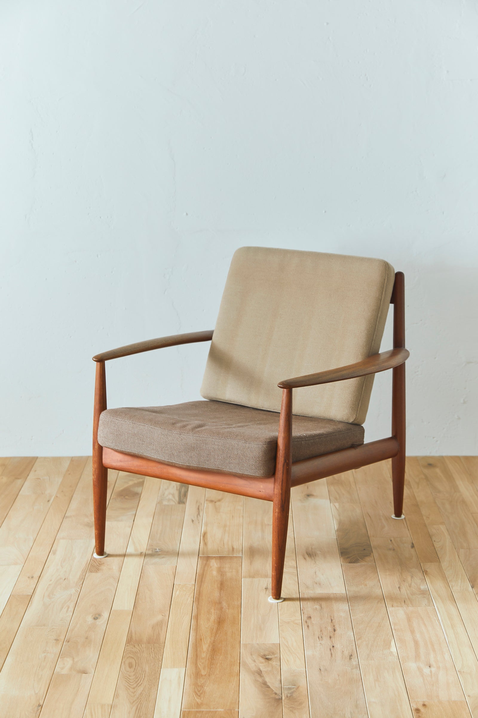 『model118』MAKER：France&Søn（フランス＆サン） DESIGNER：Grete Jalk（グレーテ・ヤルク）