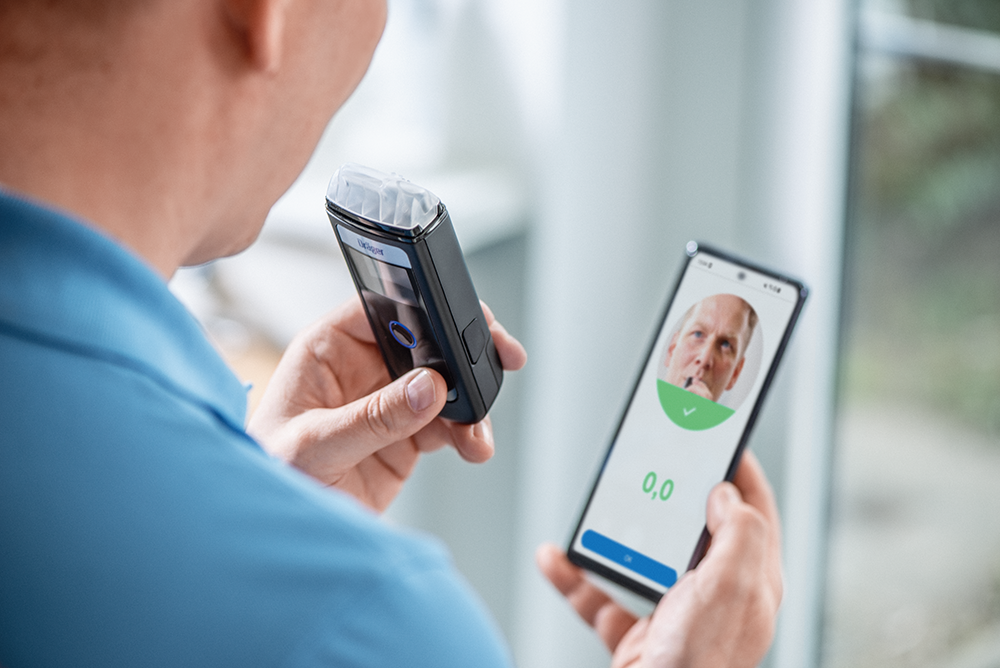 『Draeger Alcotest(R) 4000 Go』使用イメージ