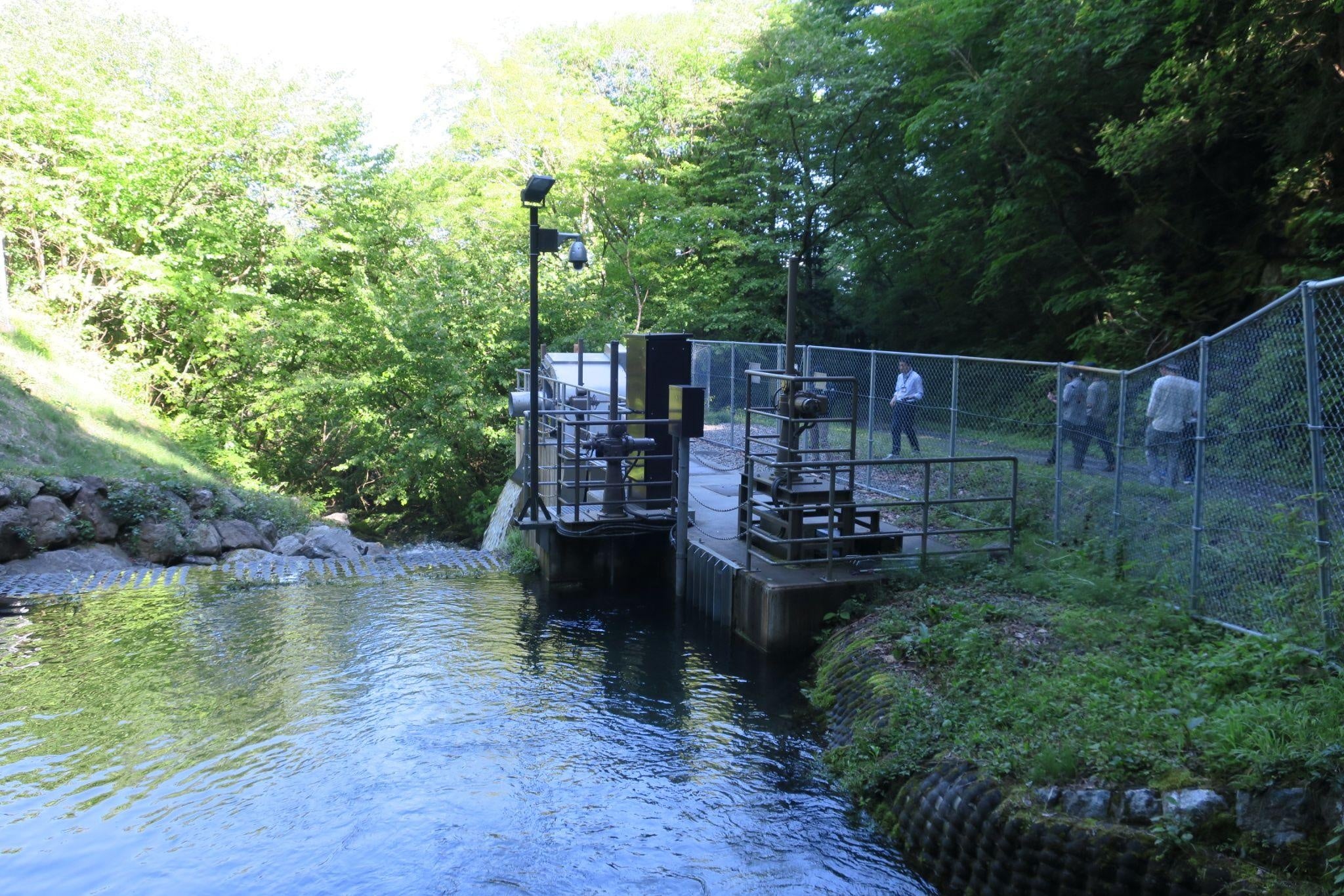 貯水を約150m高い上流で行い、高低差を利用した駒ヶ根高原水力発電所、環境負荷も低減している