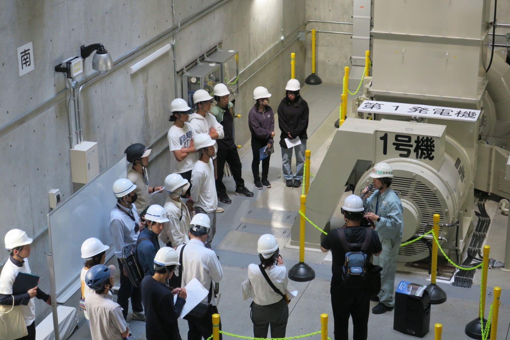 灌漑用水を利用した西天竜発電所見学の様子