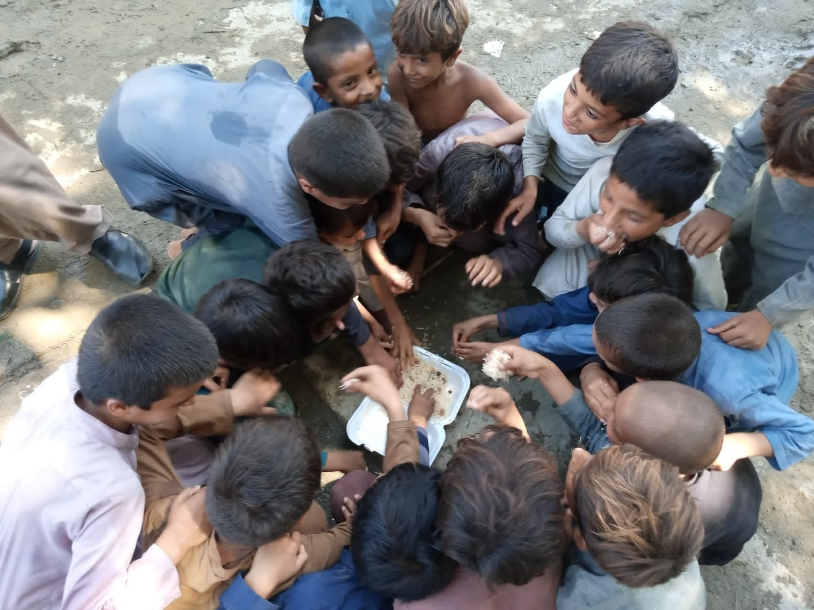 食料不足で食べ物を分け合う子どもたち @KKF