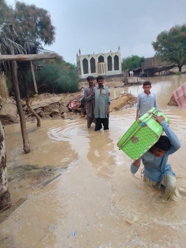 避難する人々（パキスタン・チャールサダ）@KKF