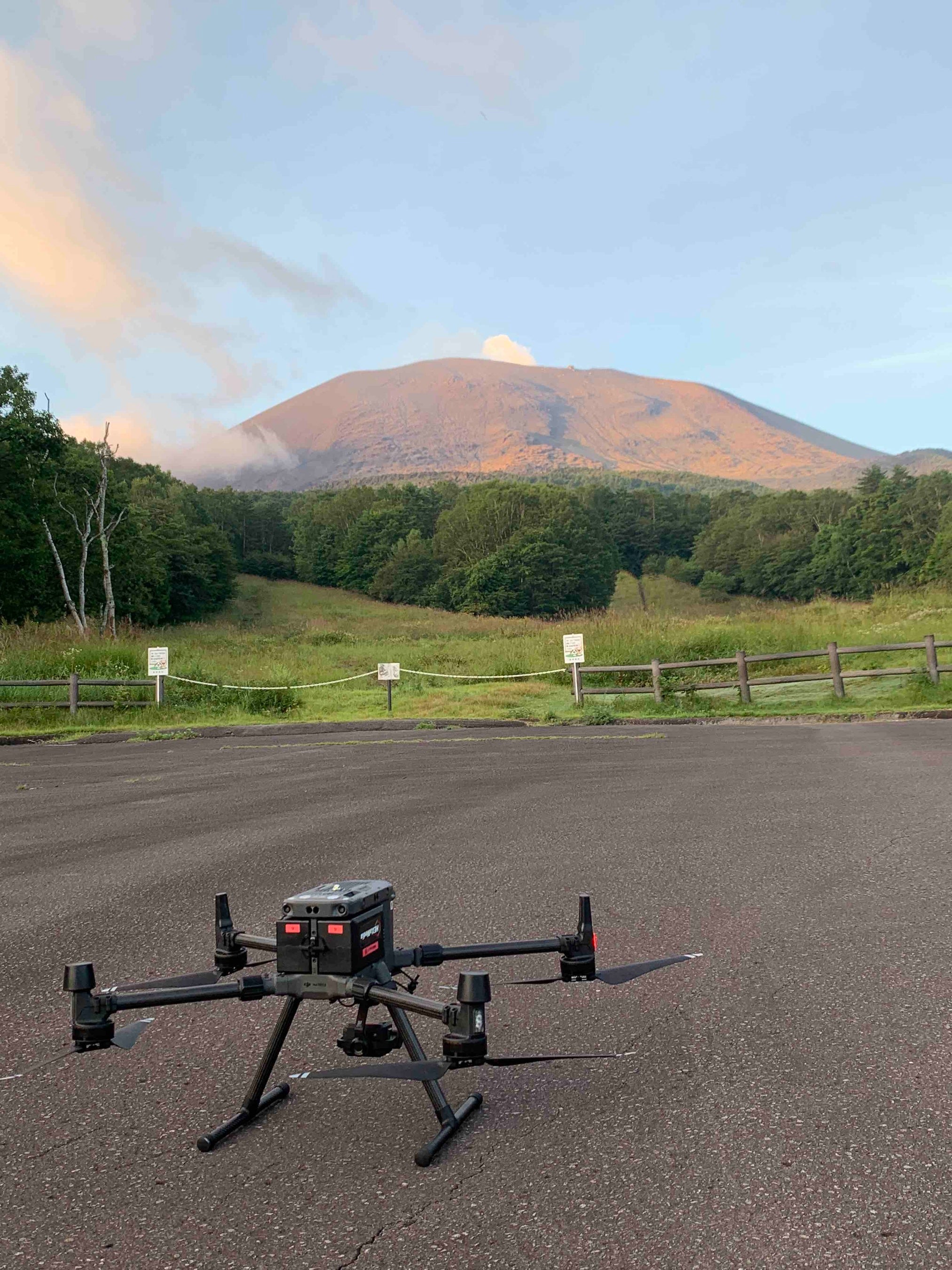 浅間山とドローン